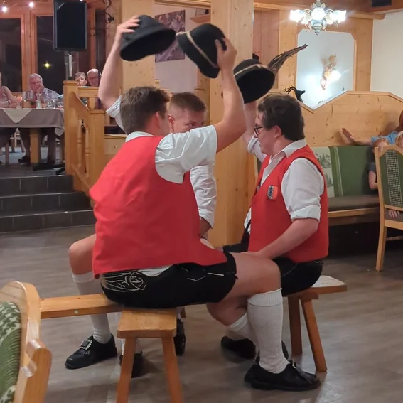101-Mieminger Trachtler lassen es krachen.jpg
